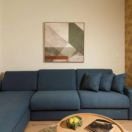 Nalu Latchi - Leonardo Limited Edition Polis